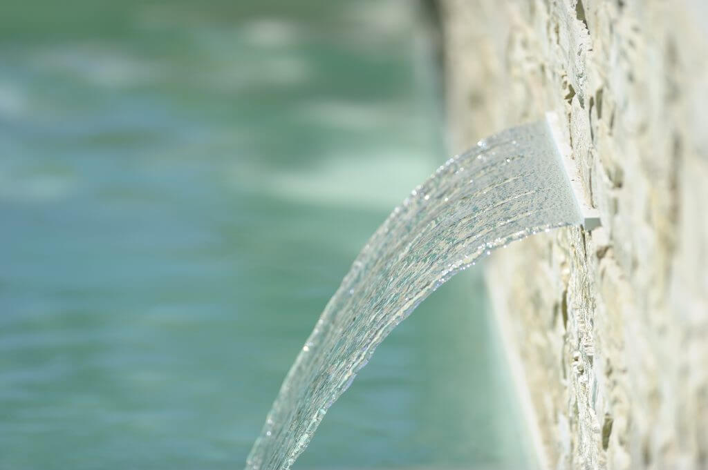 villasoccitanes les chênes cascade de la piscine chauffée 8 m x 4 m