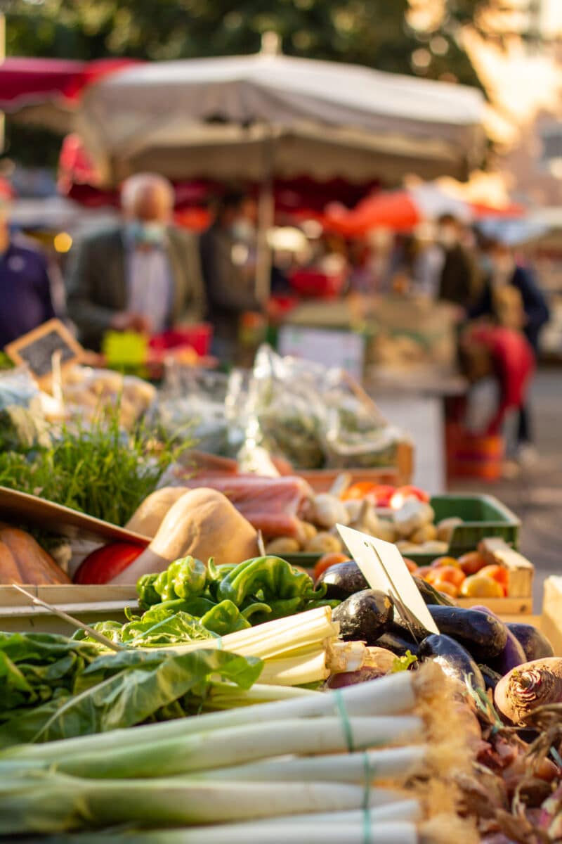 Légumes frais sur le marché de producteurs de Cahors - Gastronomie et produits locaux Lot.
