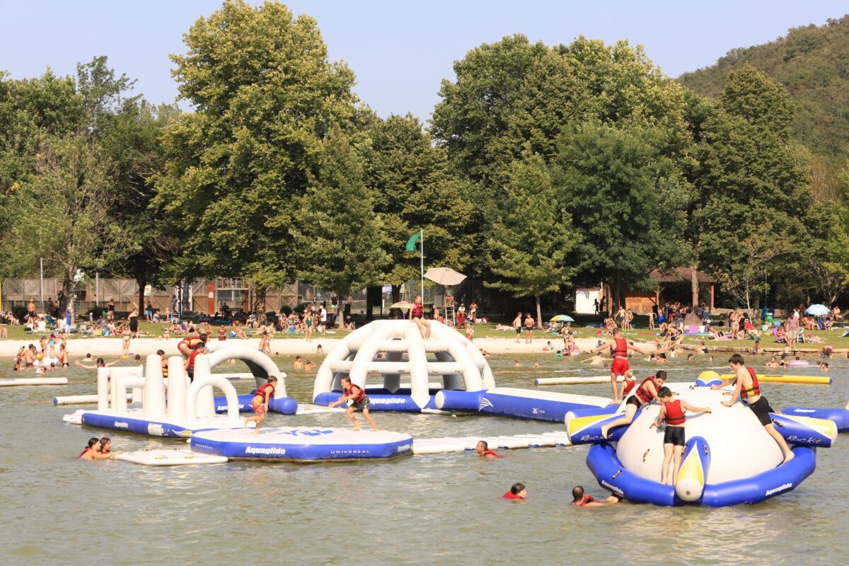 Les structures gonflables sur le Lac Vert à Catus dans le Lot.