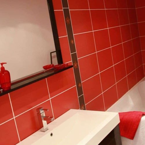 villasoccitanes les buis salle de bain équipée d'une baignoire