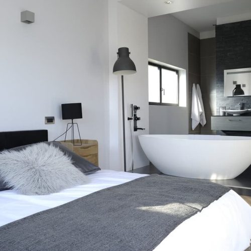 chambre et salle de bains villa day cayou, cahors, france