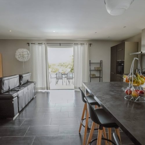 villasoccitanes vue sur terrasse couverte Les Cayrous